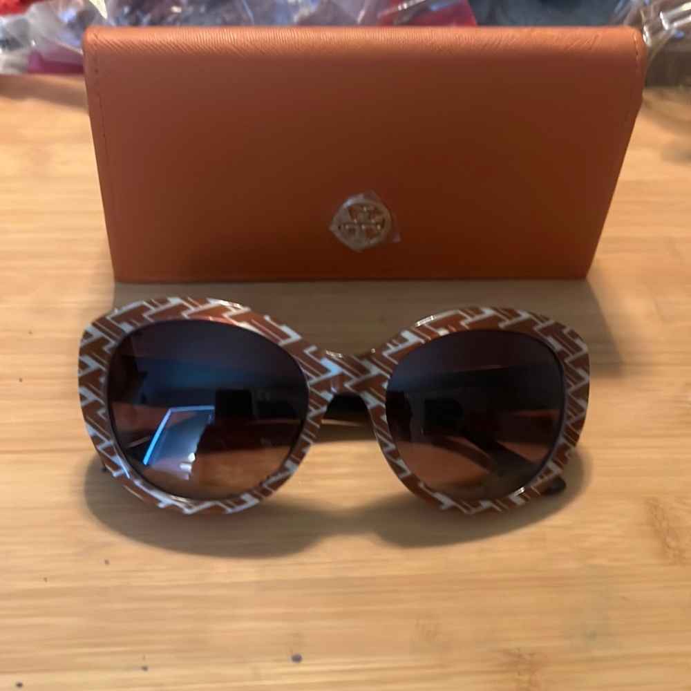 Tory Burch Cat Eye sunglasses. Like brand new. Only worn once.